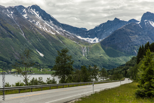 Scenic country road and beautiful mountains in Norway © F8  \ Suport Ukraine