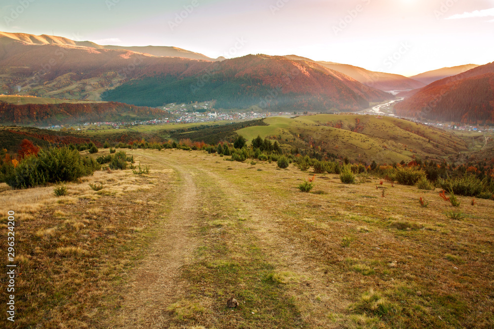 Fototapeta Pathway in the mountains leading to the valley, autumn Carpathians, Ukraine