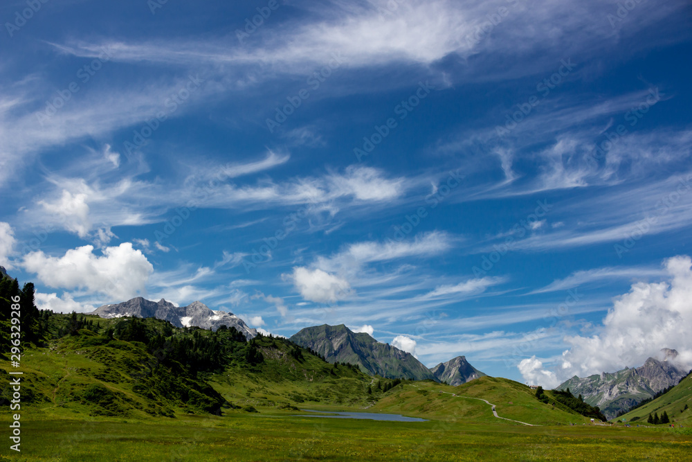 Obraz premium Der Kalbelesee ist ein natürlicher Hochgebirgssee am Hochtannbergpass im Gemeindegebiet von Warth