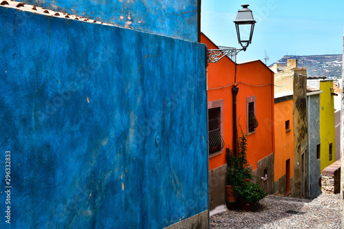 Bosa uliczka z kolorowymi domami © Barbara