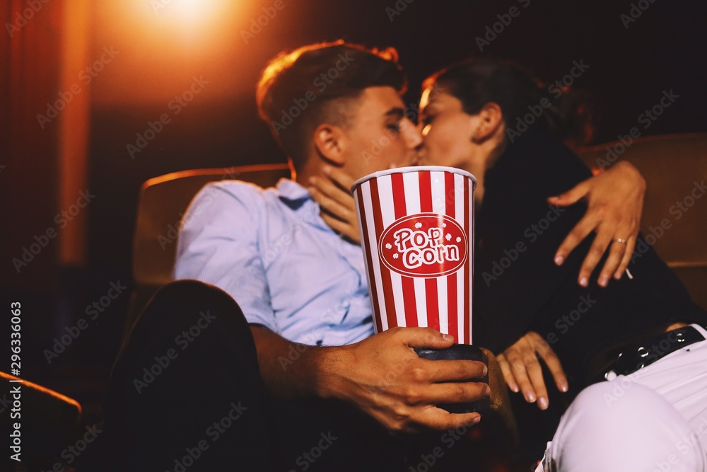 Naklejka premium young couple watching 3d movie at cinema