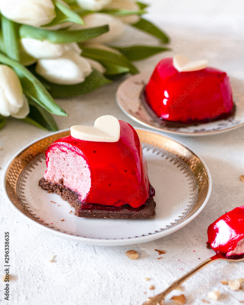 Naklejka premium Walentynkowe serduszka, ciastka na dzień kobiet z tulipanami