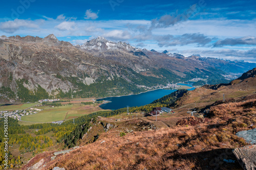 Fototapeta Naklejka Na Ścianę i Meble -  view of Lake Silvaplana and St. Moritz from Furtschellas in Engadin in Autumn