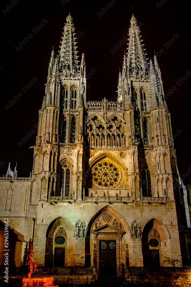 Retrato de la catedral de Burgos de noche