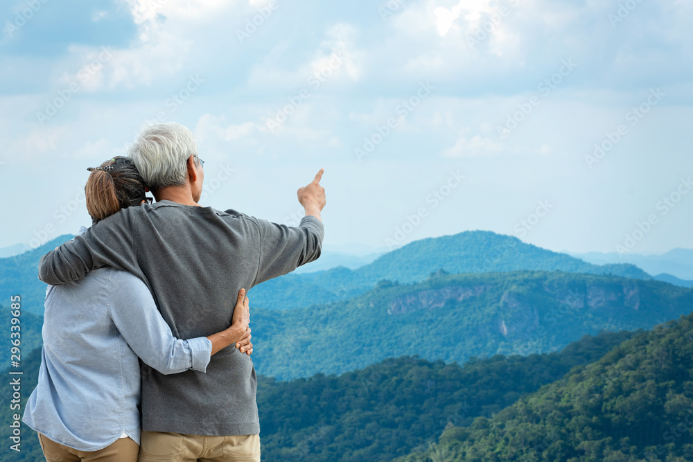Φωτογραφία Asian Lifestyle senior couple hug and pointing the mountain nature