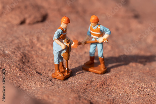 2 tiny toy Constructon man