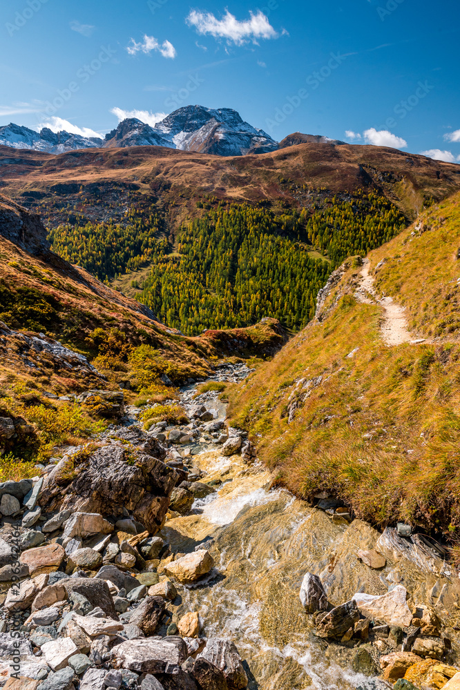 Ova dal Munt Bergbach bei Futschellas im Engadin im Herbst Ova dal Munt Bergbach bei Futschellas im Engadin im Herbst