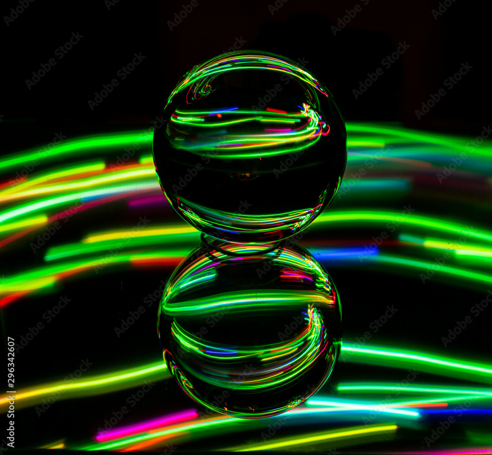 Glaskugel mit buntem Hintergrund und Spiegelung