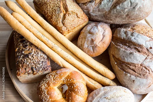 Panel kuchenny z motywem Pieczywo na tacce na drewnianym tle 