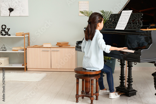 Little girl playing grand p...