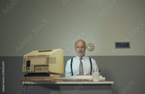 Foto Sad businessman in his office