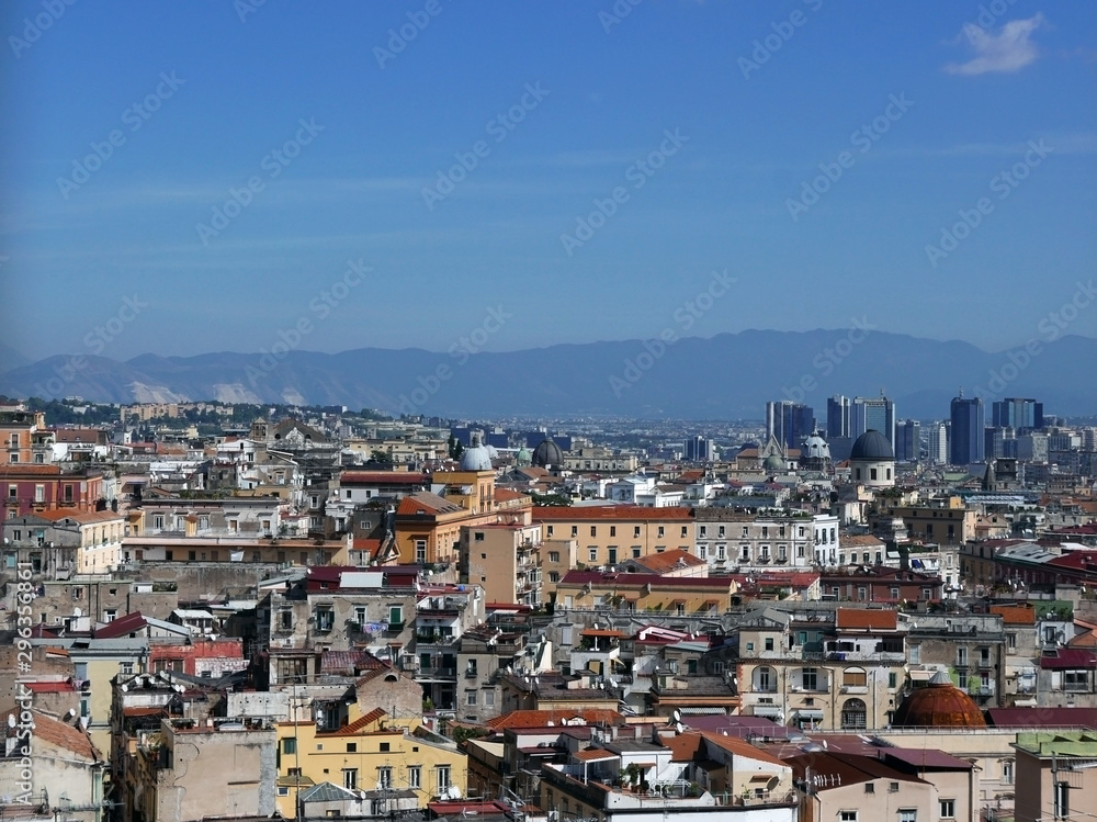 vista aerea degli affollati tetti di napoli in italia