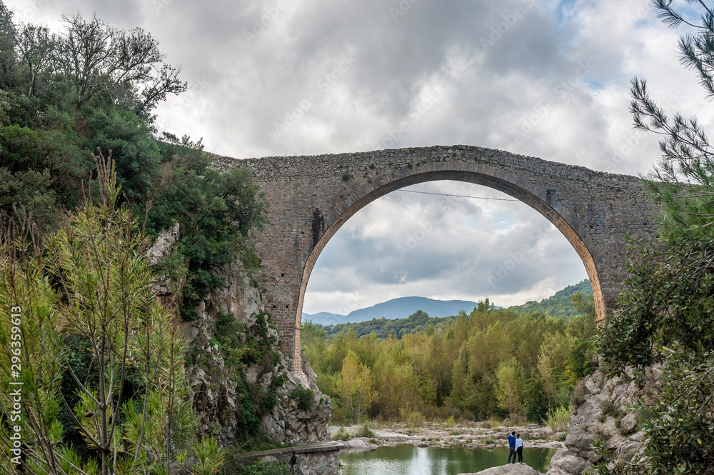 Φωτογραφία View of the old medieval bridge of Llierca, in the region of La Garrotxa, Girona, Spain