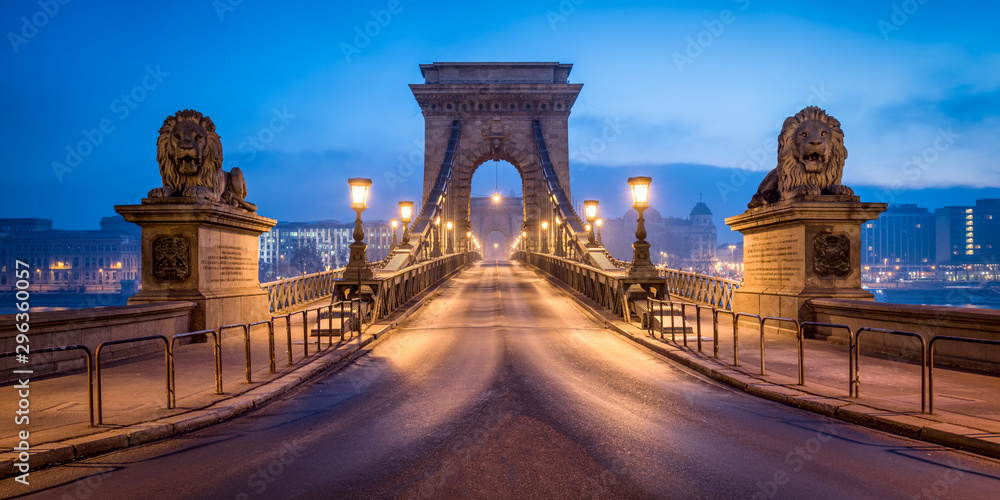 Naklejka premium Historyczny Most Łańcuchowy w Budapeszcie zimą