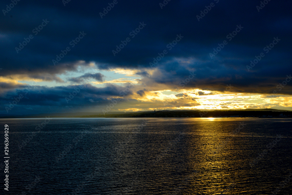 Fototapeta premium sunset over the sea