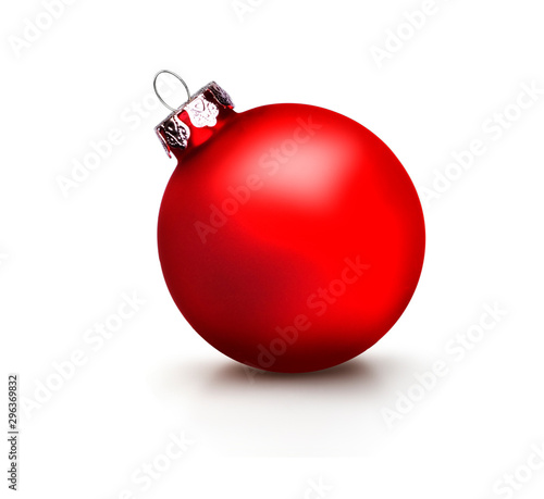 Bunte Weihnachtskugeln als Dekoration zu Weihnachten isoliert auf weißem Hint...