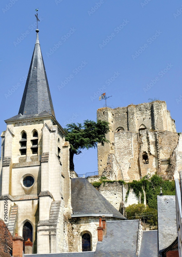 Eglise Sainte-Croix et donjon du château médiéval de Montrichard  