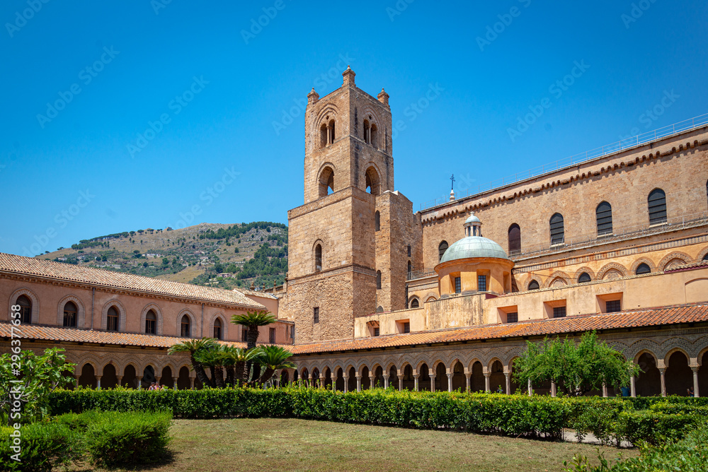 Duomo di Monreale al atardecer (Catedral de Monreale), jardines del patio, Monreale, cerca de Palermo, Sicilia, Italia, Europa