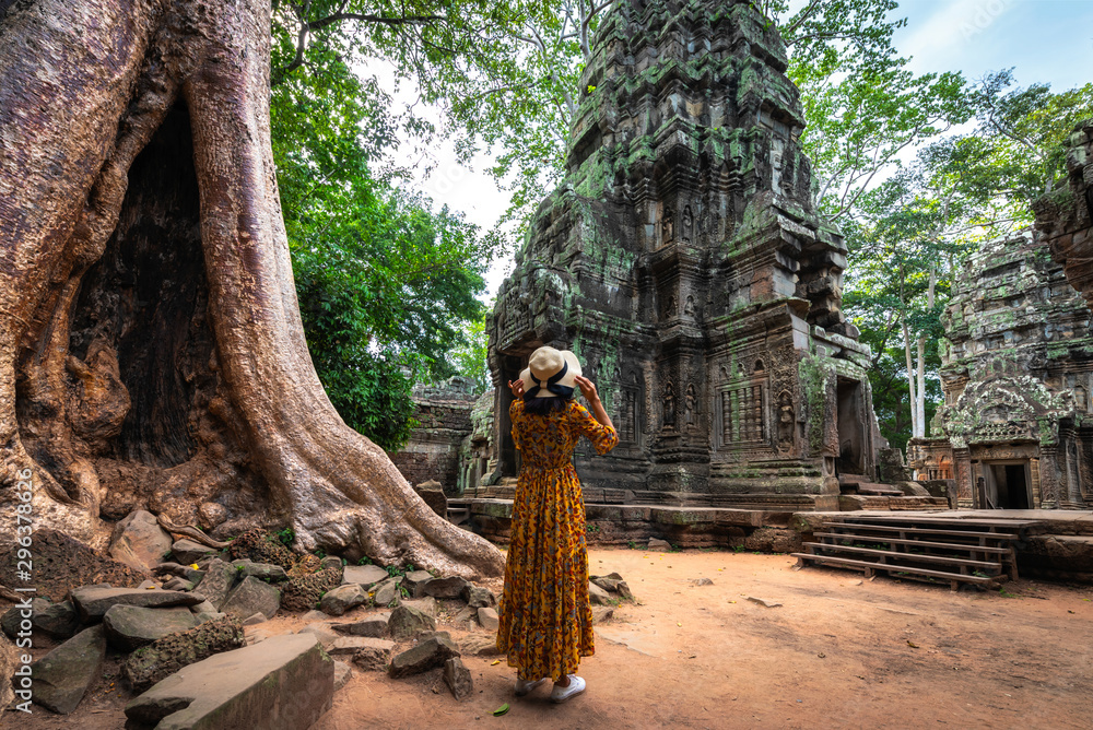 Naklejka premium Świątynia Ta Prohm w Angkor Wat to miejsce publiczne w Siem Reap w Kambodży. To piękna starożytna architektura.