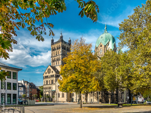 Touristen Sightseeing  Ort - Das Quirinus Münster in Neuss mit dem Freithof davor