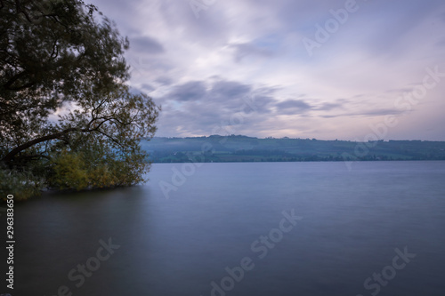 Blick am Morgen auf den ruhigen See