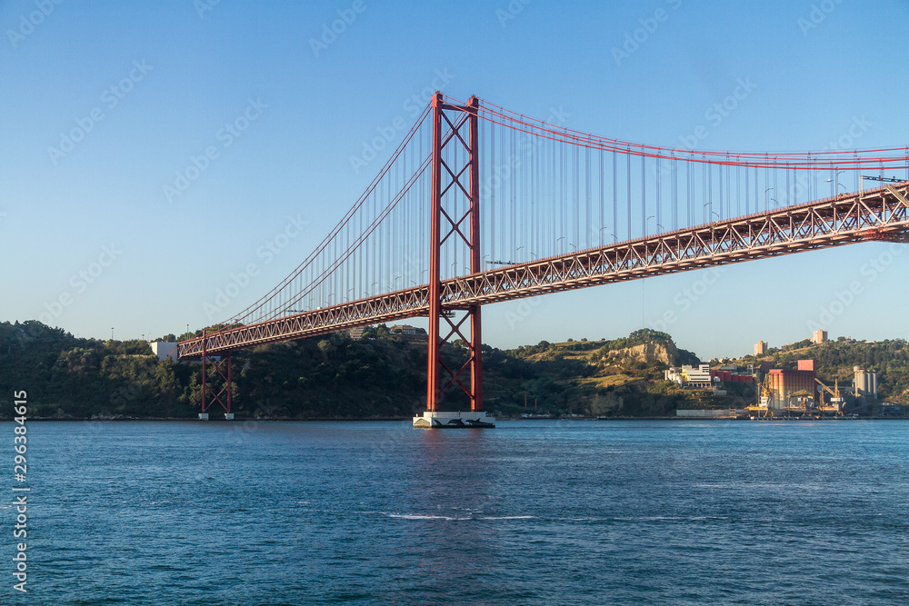 Puente colgante sobre el rio Tajo