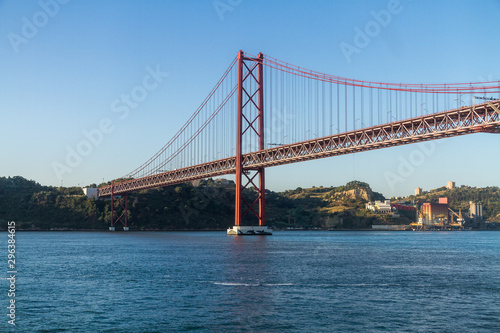 Fototapeta Naklejka Na Ścianę i Meble -  Puente colgante sobre el rio Tajo