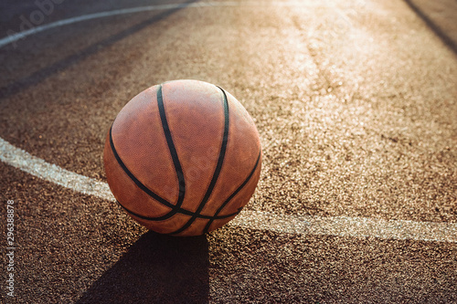 Piłka do koszykówki na boisku miejskim Koncepcje zdrowego stylu życia i sportu