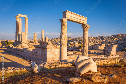 Photo The Temple of Hercules and the hand, Amman Citadel, Jordan