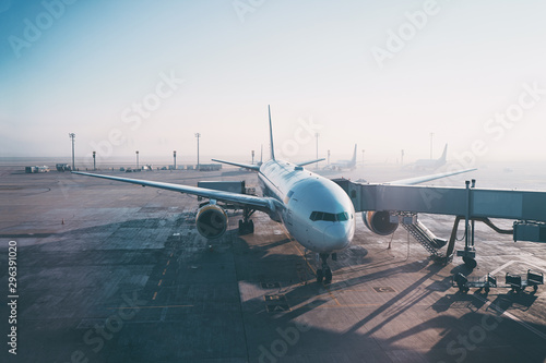 Fotografia Jet aircraft docked in airport. Parking at terminal gate.