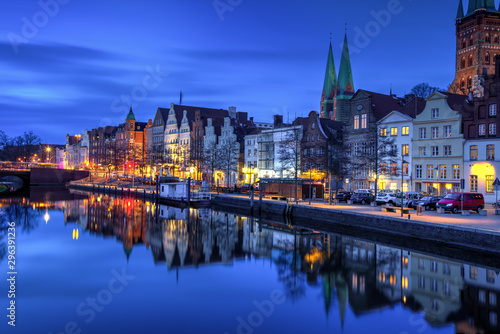 Nachts an der Trave in Lübeck © sweasy