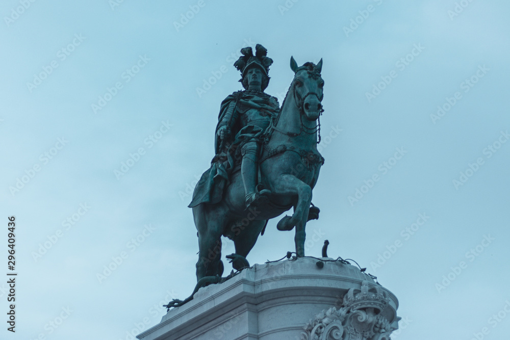 Fototapeta premium statue man on horse Lisbon