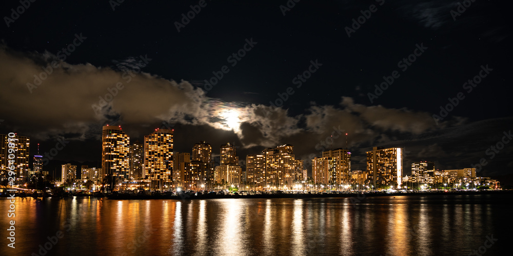 Fototapeta premium Honolulu night-scape with full moon above