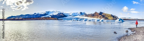 Wallpaper Mural Icelandic landscape. Panorama of tourist visiting the Fjallsarlon glacier and the lagoon at sunset. Torontodigital.ca