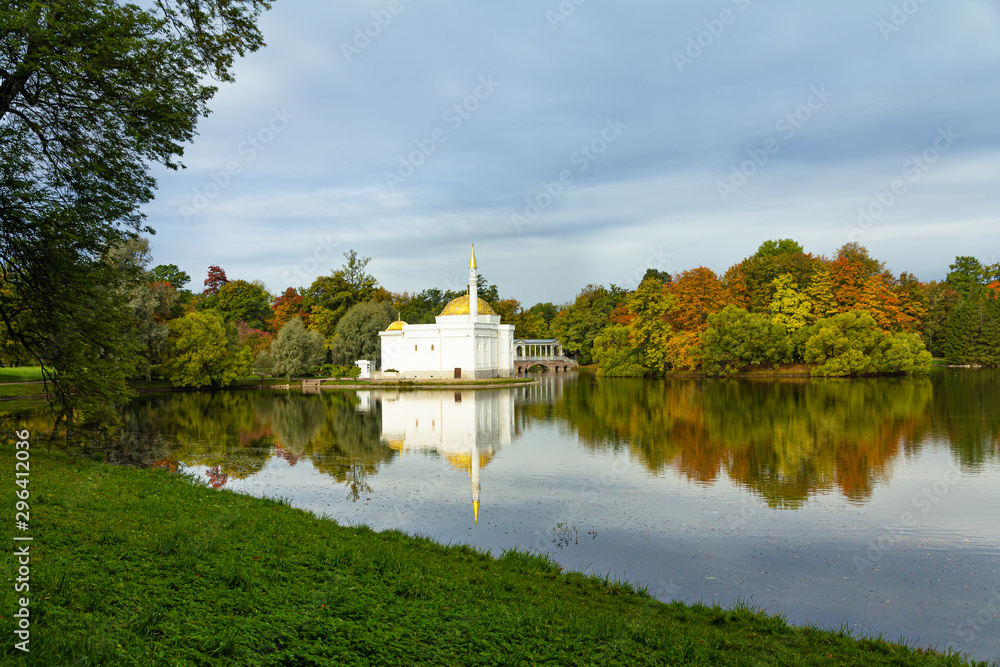 Obraz premium Autumn Park in Pushkin. Large pond. Saint-Petersburg. Morning.