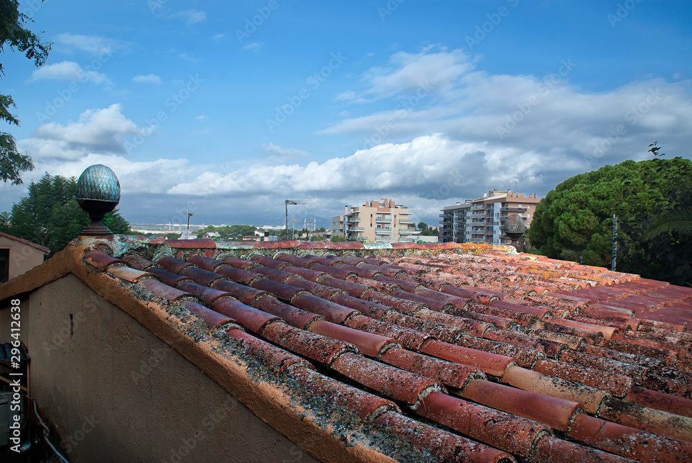 tejado de casa y nubes en Tarragona (España)
