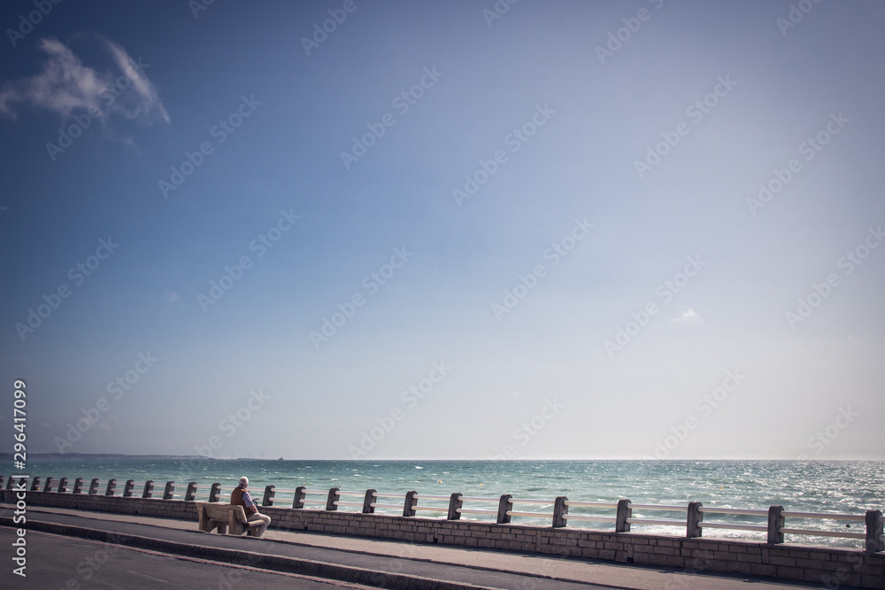 Fototapeta premium homme seul au bord de mer