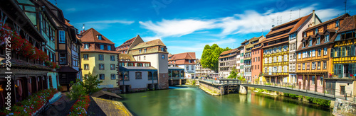 Fotografie Medieval bridge Ponts Couverts, Barrage Vauban, Strasbourg, Alsase, France, Euro