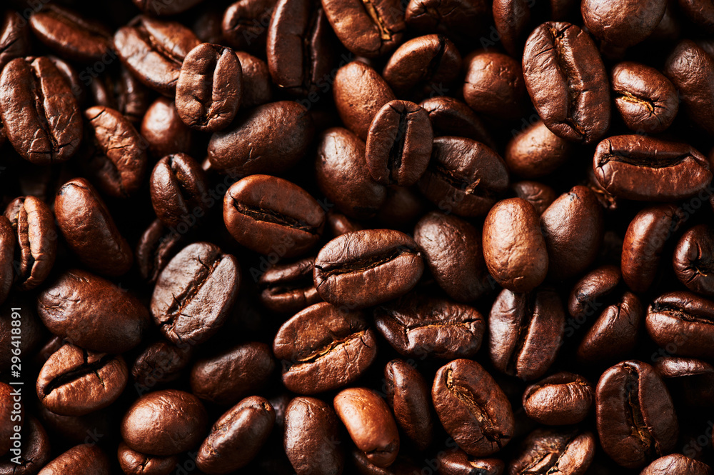 Obraz premium Roasted coffee beans background. For design and texture Close up.