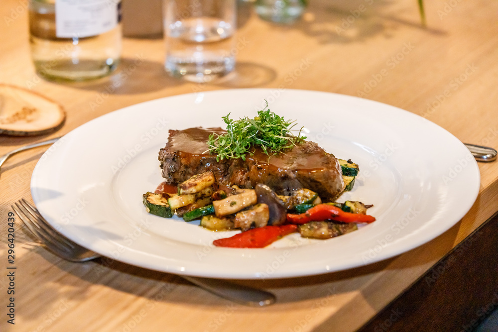Steak auf dem Teller - Gourmetessen im Restaurant Steak auf dem Teller - Gourmetessen im Restaurant