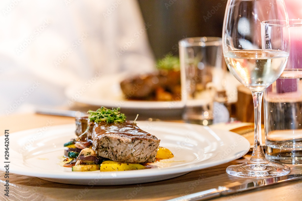 Steak auf dem Teller - Gourmetessen im Restaurant Steak auf dem Teller - Gourmetessen im Restaurant