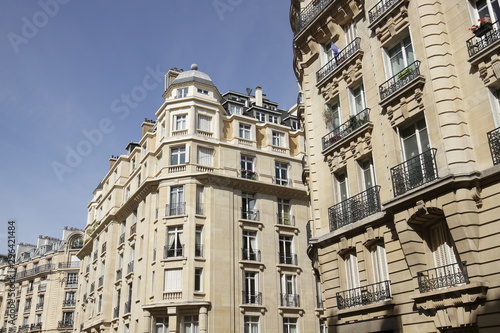 Paris - immeuble haussmannien © saxoph