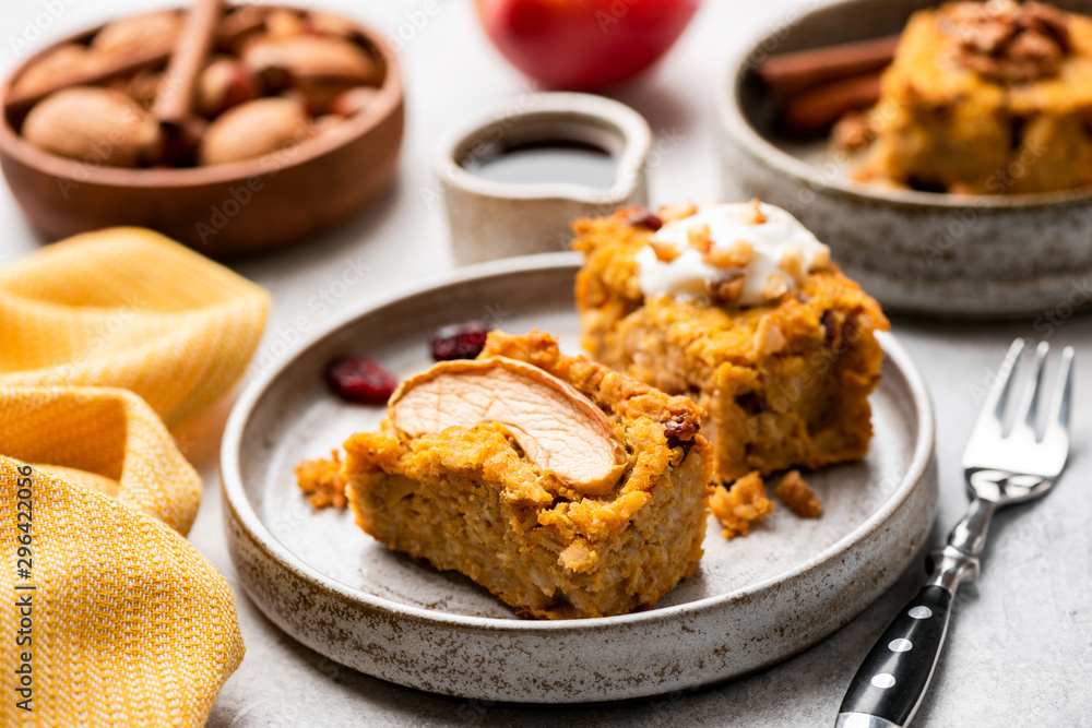 Healthy pumpkin cake with apple, walnuts and cinnamon. Whole grain pumpkin pie Healthy pumpkin cake with apple, walnuts and cinnamon. Whole grain pumpkin pie