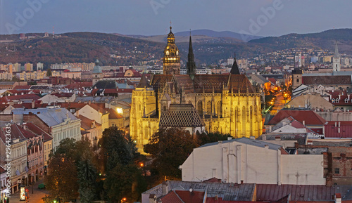 Foto Aerial view of St Elisabeth Cathedral in Kosice at dusk