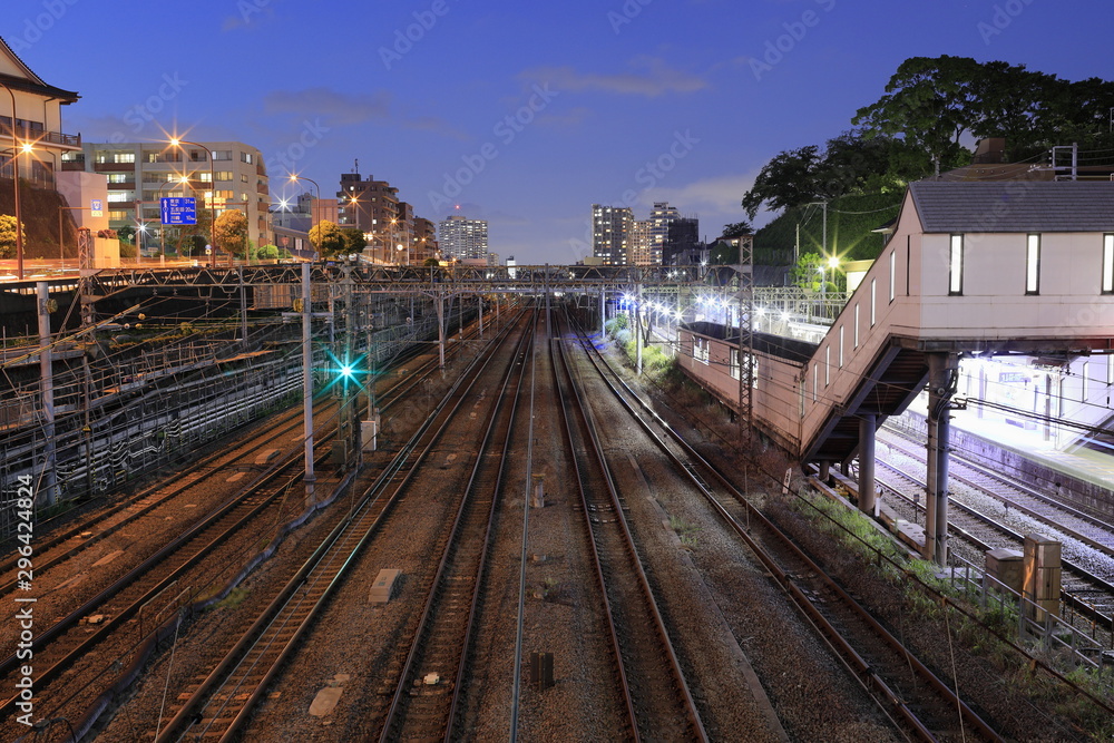 神奈川駅と東海道線の線路 (夜景)