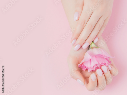 manicure-w-rozowej-scenerii