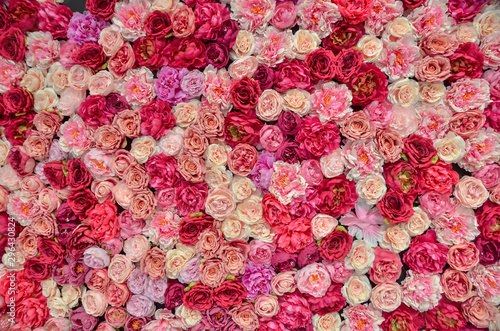 Fototapeta Naklejka Na Ścianę i Meble -  Floral wall background made of red and pink roses 