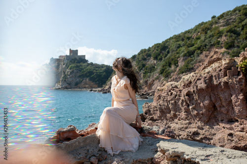 Wunderschöne Elegante Frau im Kleid in Italien © TIGERRAW