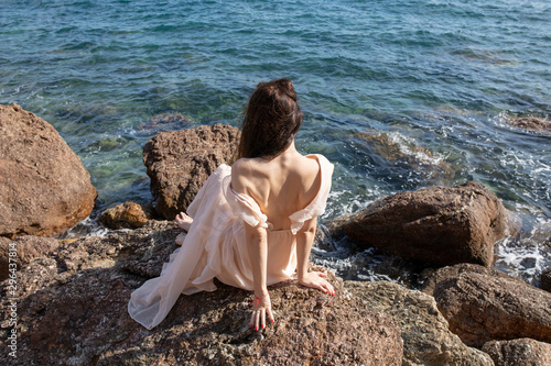 Wunderschöne Elegante Frau im Kleid in Italien