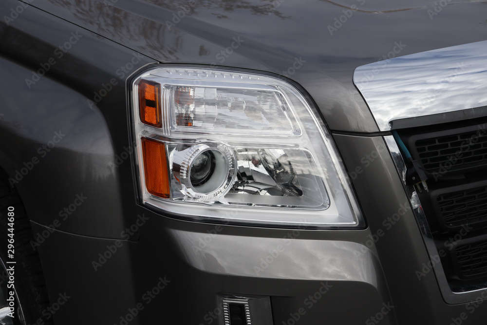 自動車のヘッドライト Headlight of the car 自動車のヘッドライト Headlight of the car